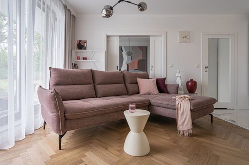 Wybierając sofę do salonu kierujmy się nie tylko estetyką i wygodą, ale również rodzajem i jakością obicia